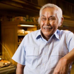 Orang Pintar Kebanyakan Mikir? Mengapa Bob Sadino Mewajibkan Kita Menjadi 'Goblok' Agar Cepat Kaya