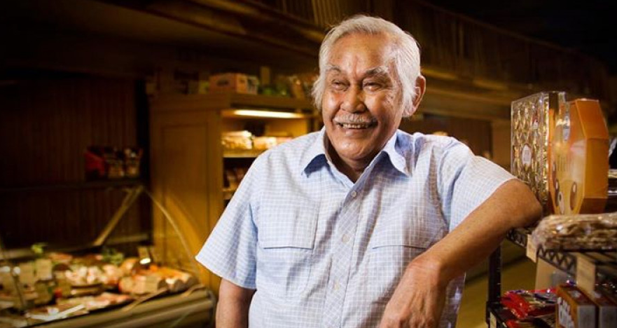Orang Pintar Kebanyakan Mikir? Mengapa Bob Sadino Mewajibkan Kita Menjadi 'Goblok' Agar Cepat Kaya