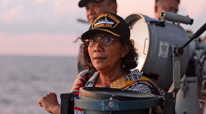 Ijazah SMP vs Dunia: Cara Susi Pudjiastuti Mempermalukan Para CEO Berdasi dengan Satu Kata: "Tenggelamkan!"